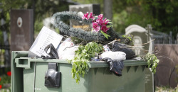 Отказ от пластика и чистота: в Днепре коммунальщики наводят порядок на кладбищах - рис. 3