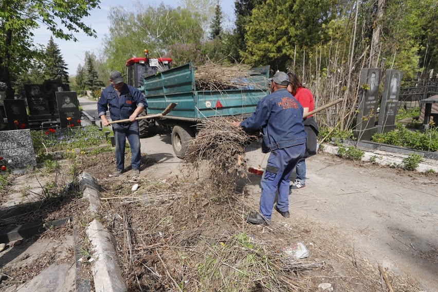 Отказ от пластика и чистота: в Днепре коммунальщики наводят порядок на кладбищах - рис. 2