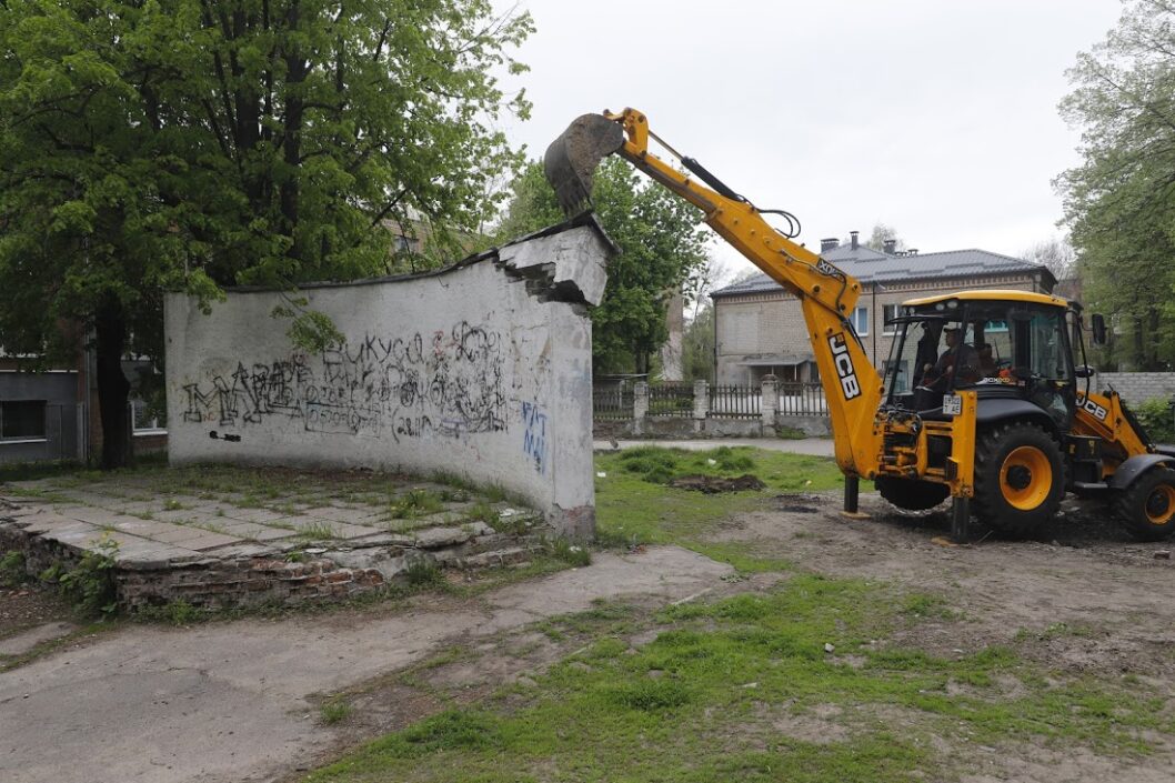 В Днепре демонтировали аварийные конструкции в одном из дворов - рис. 4