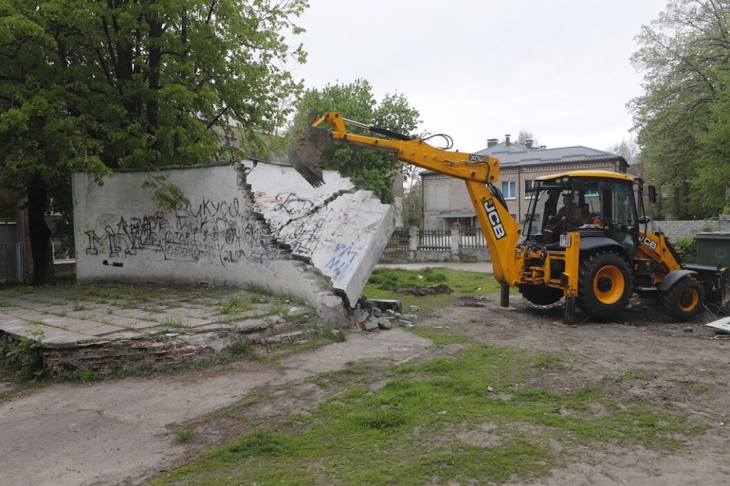 В Днепре демонтировали аварийные конструкции в одном из дворов - рис. 3