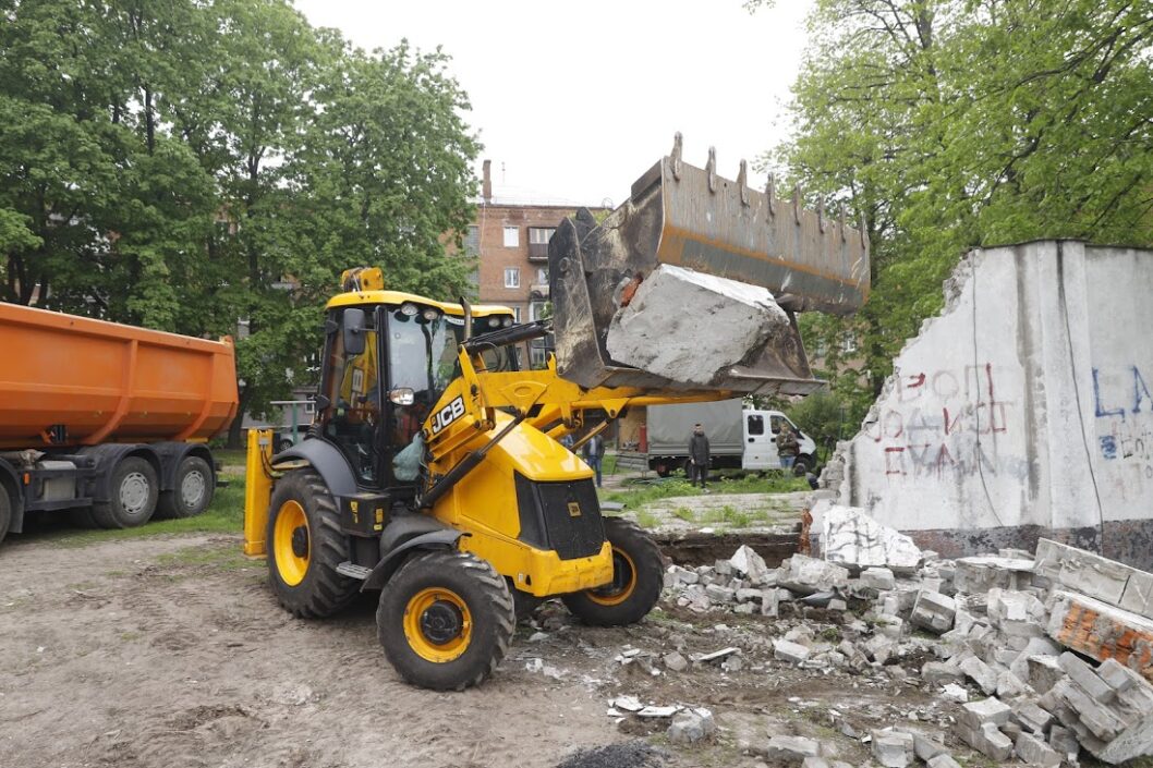 В Днепре демонтировали аварийные конструкции в одном из дворов - рис. 2