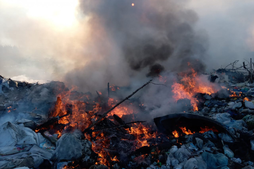 В Днепропетровской области сейчас горит полигон бытовых отходов (ФОТО) - рис. 1