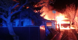 В Днепропетровской области ночью полностью сгорели дом и автобус - рис. 15