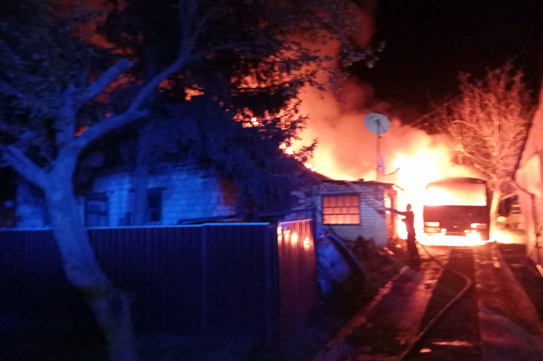 В Днепропетровской области ночью полностью сгорели дом и автобус - рис. 1