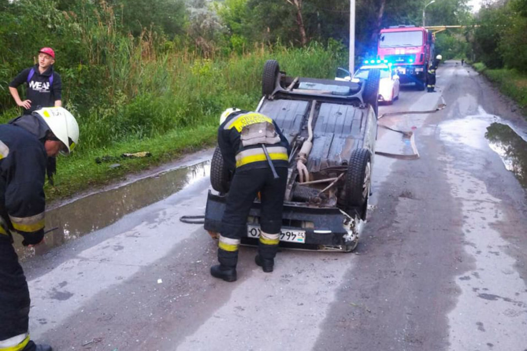 В Днепре за одно утро перевернулись два легковых автомобиля (ФОТО) - рис. 1