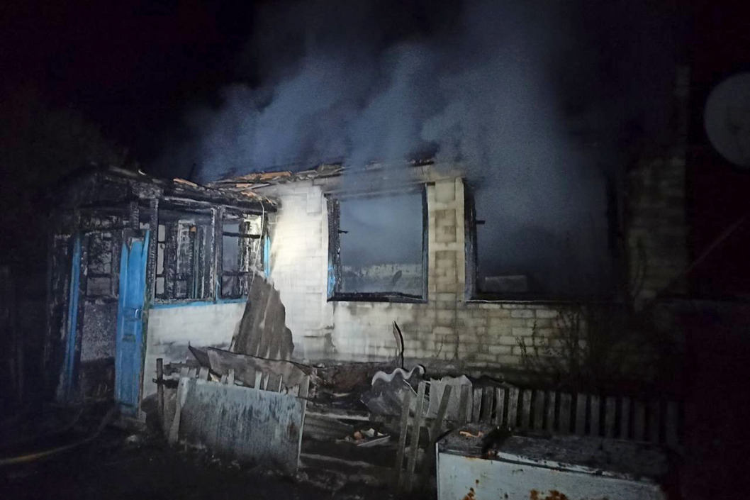 В Днепропетровской области под Петропавловкой ночью сгорел жилой дом - рис. 1