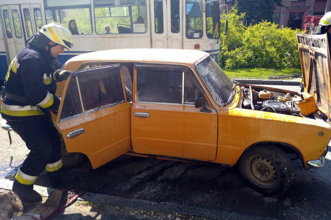 В Днепре на проспекте Гагарина сгорел автомобиль ВАЗ-2101 - рис. 1
