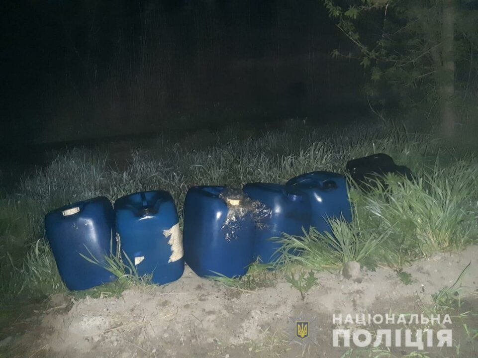 В Павлограде местный житель слил с припаркованной фуры 240 литров дизтоплива - рис. 1