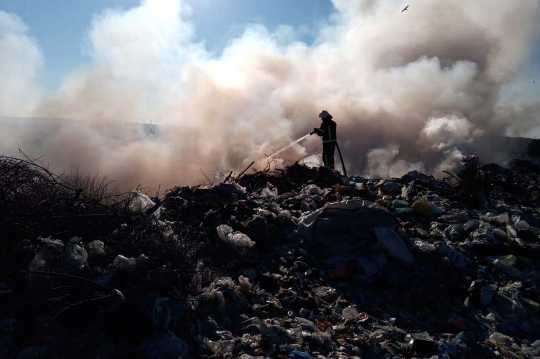 В Днепропетровской области все еще тушат полигон бытовых отходов под Павлоградом - рис. 3