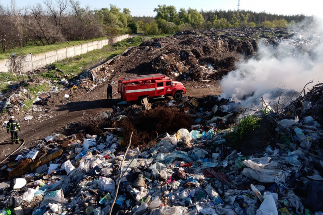 В Днепропетровской области все еще тушат полигон бытовых отходов под Павлоградом - рис. 1