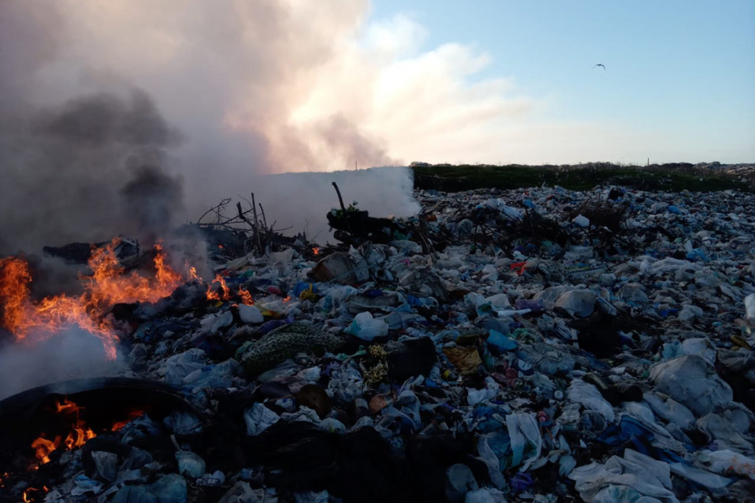 В Днепропетровской области все еще тушат полигон бытовых отходов под Павлоградом - рис. 2