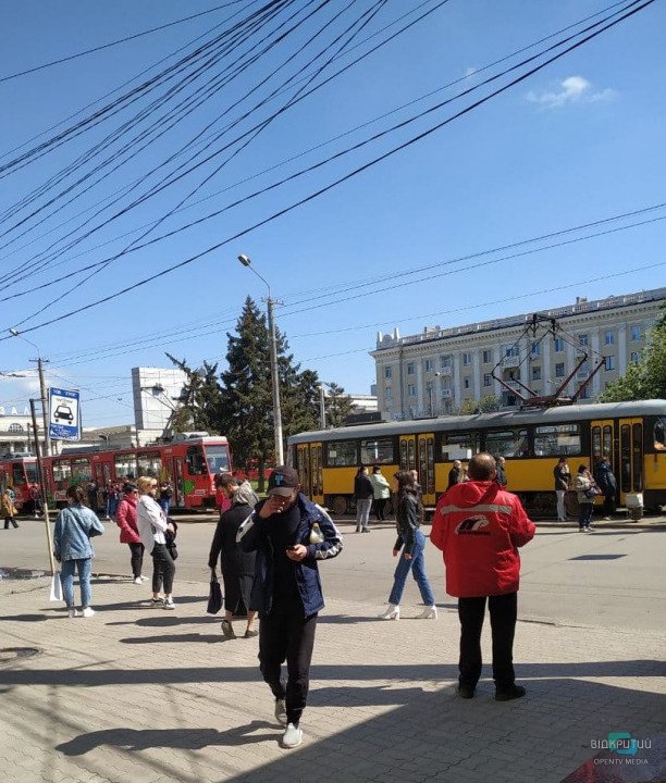 В Днепре возле Центрального вокзала с рельсов сошел трамвай - рис. 1