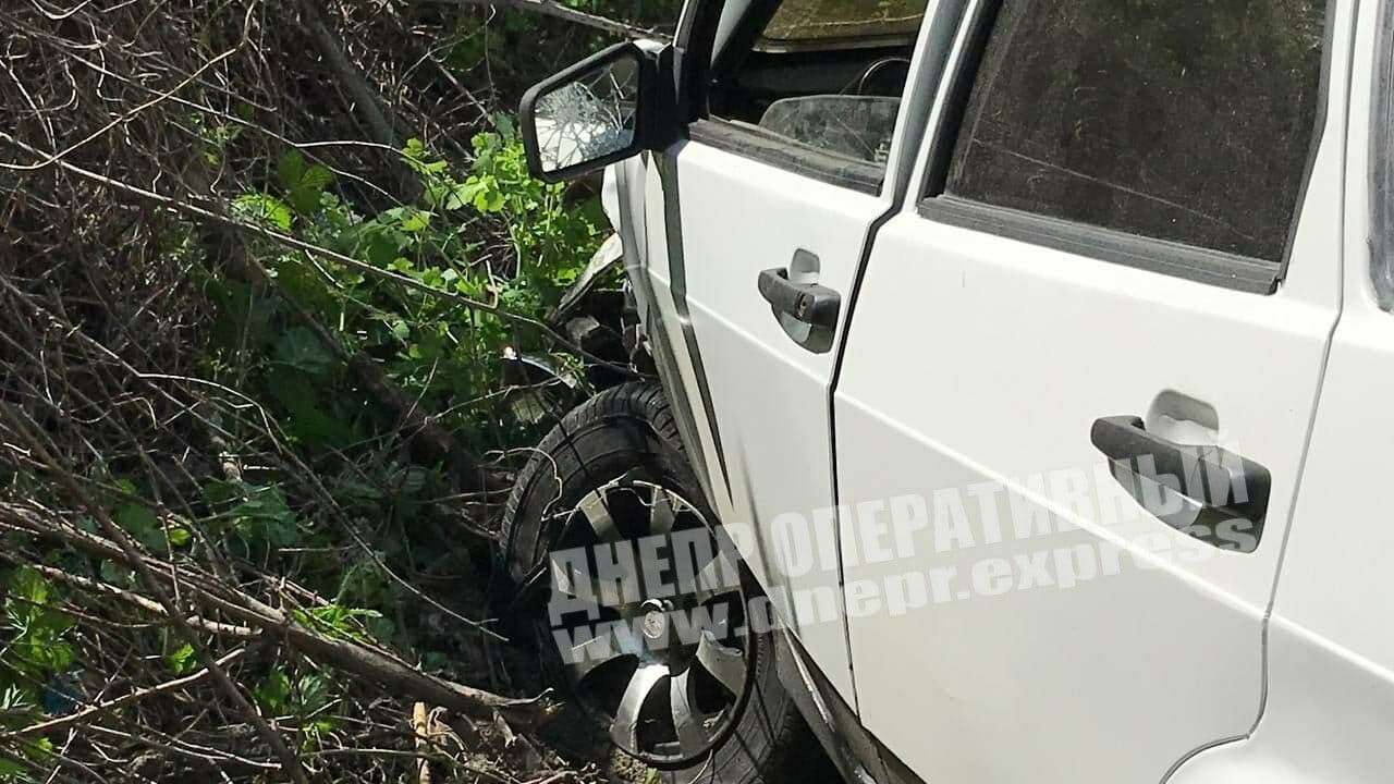 Пострадали женщина с ребенком: в Днепре на Андрейченко ВАЗ врезался в Audi - рис. 2