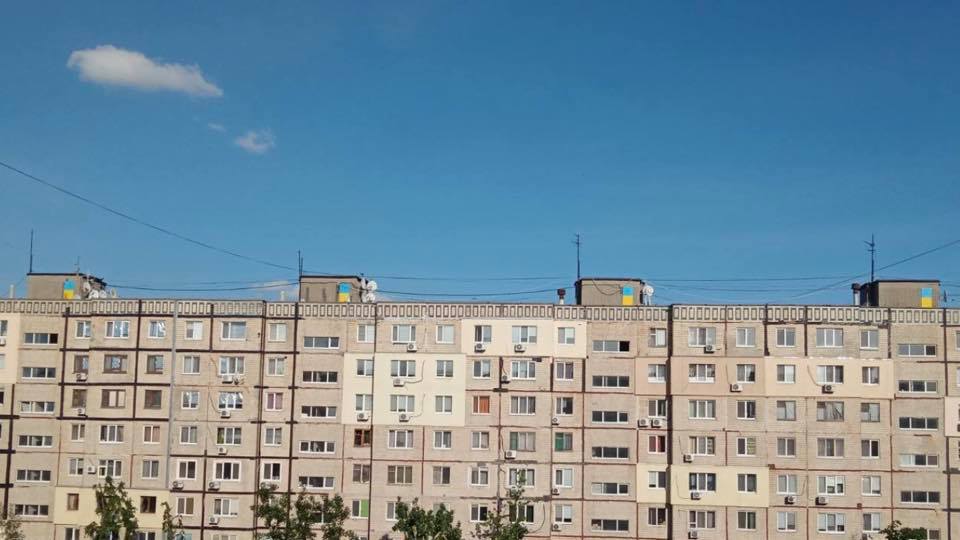 В Днепре заметили дом с патриотической крышей (ФОТО) - рис. 1
