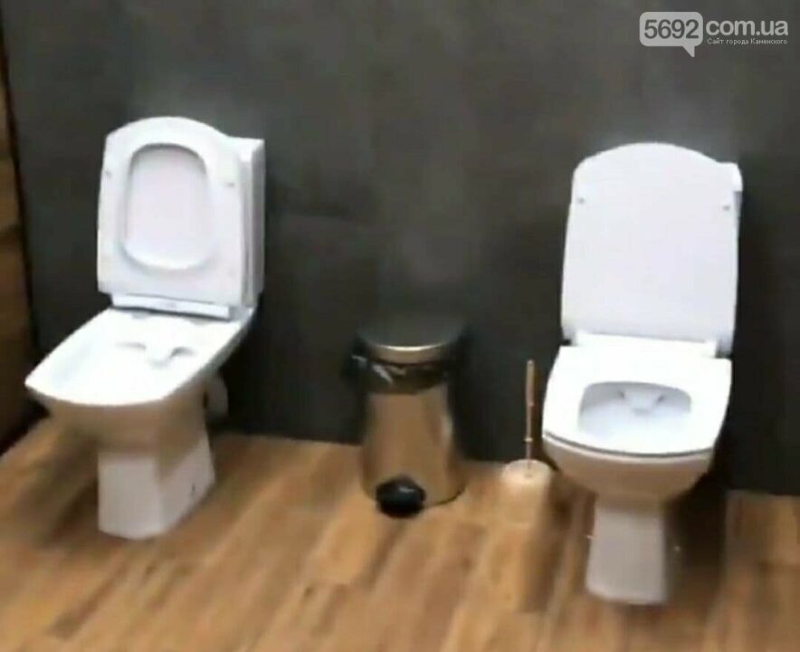 В Каменском на одной из заправок обнаружили необычный туалет для двоих - рис. 1