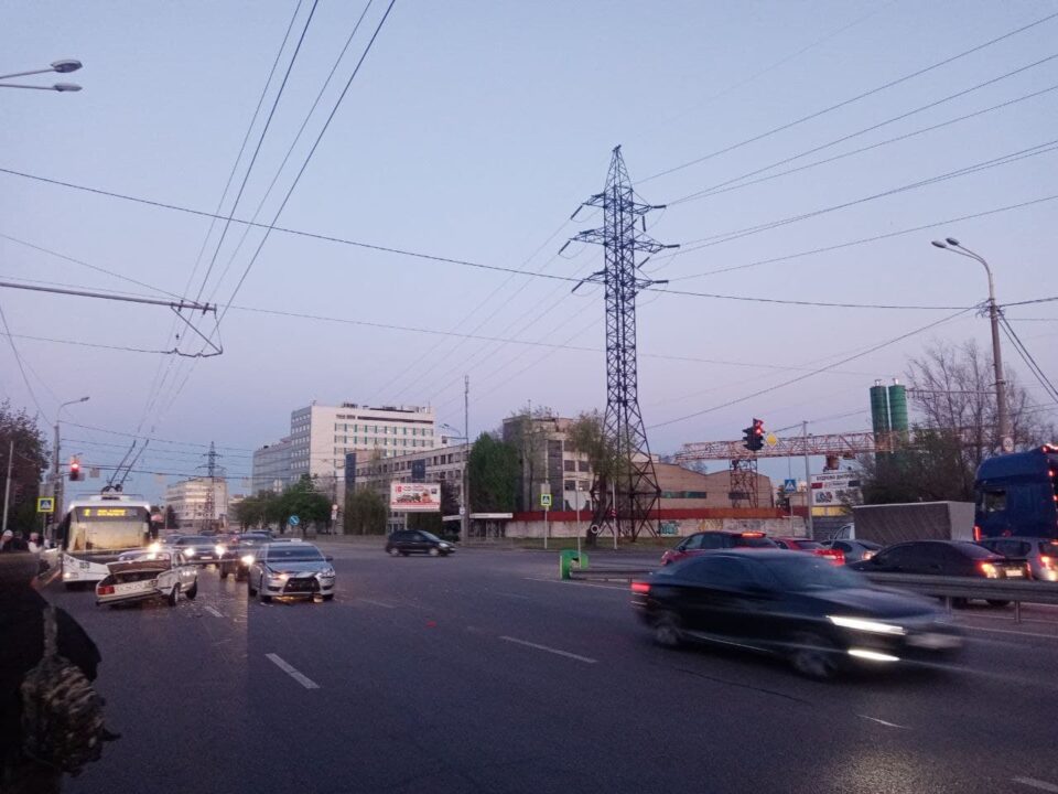 ДТП на Набережной Заводской: движение транспорта затруднено - рис. 4