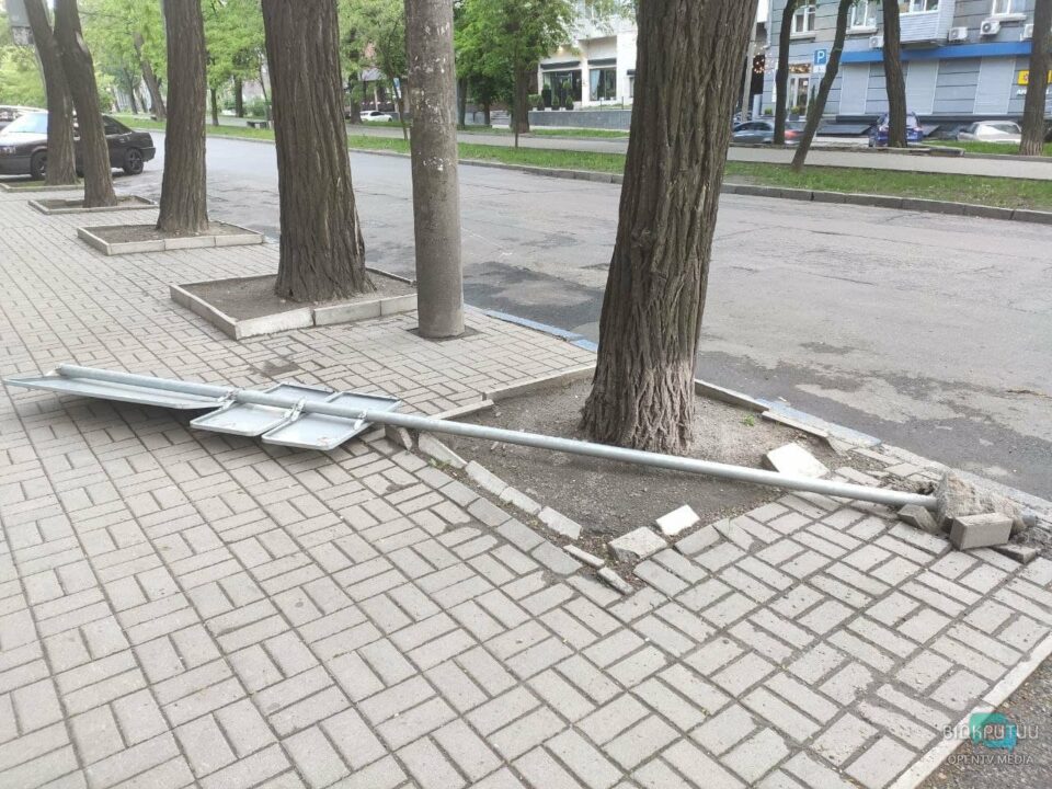 В центре Днепра неизвестные вырвали из асфальта знак парковки (ФОТО) - рис. 1