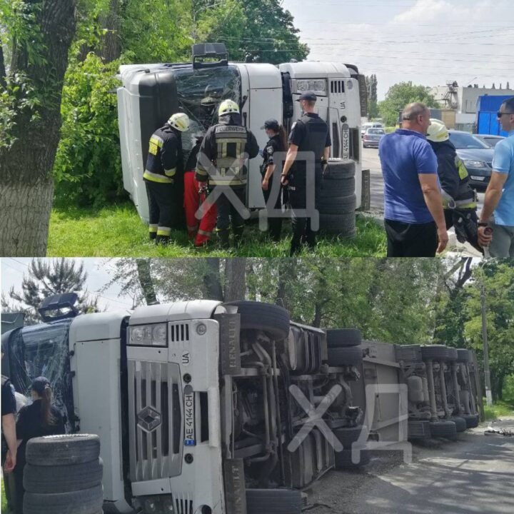 В Днепре на Шинной перевернулся грузовик - рис. 1
