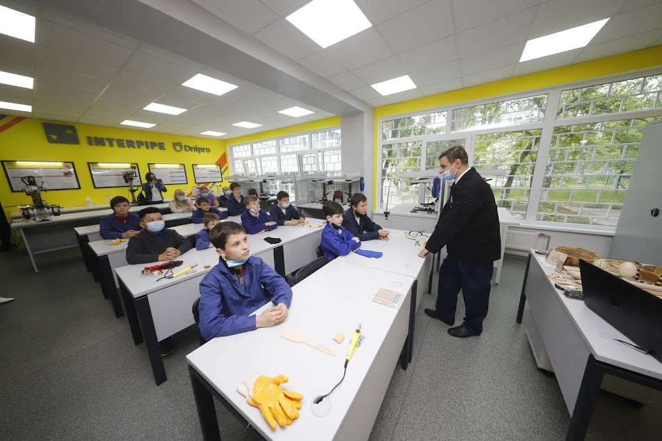 В днепровской школе появилась STEM-лаборатория: можно воссоздать даже сушилку для рук - рис. 1