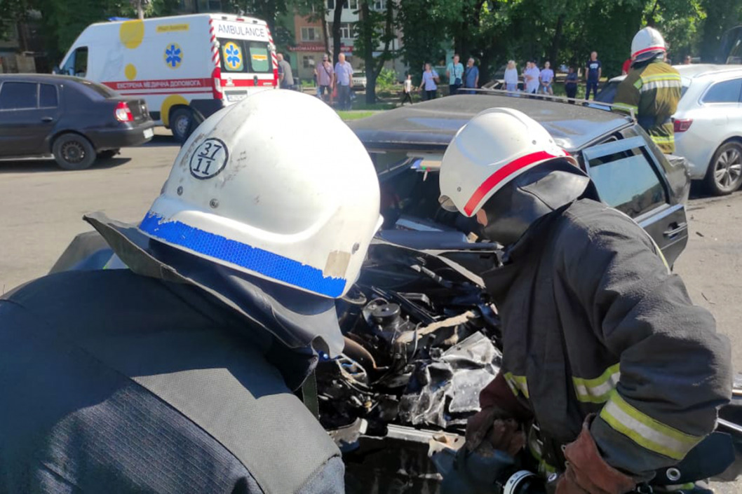 Тройное ДТП в Павлограде: одного из водителей вырезали из автомобиля (ВИДЕО) - рис. 2