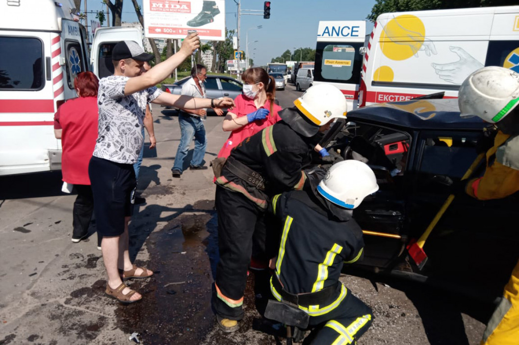 Тройное ДТП в Павлограде: одного из водителей вырезали из автомобиля (ВИДЕО) - рис. 3