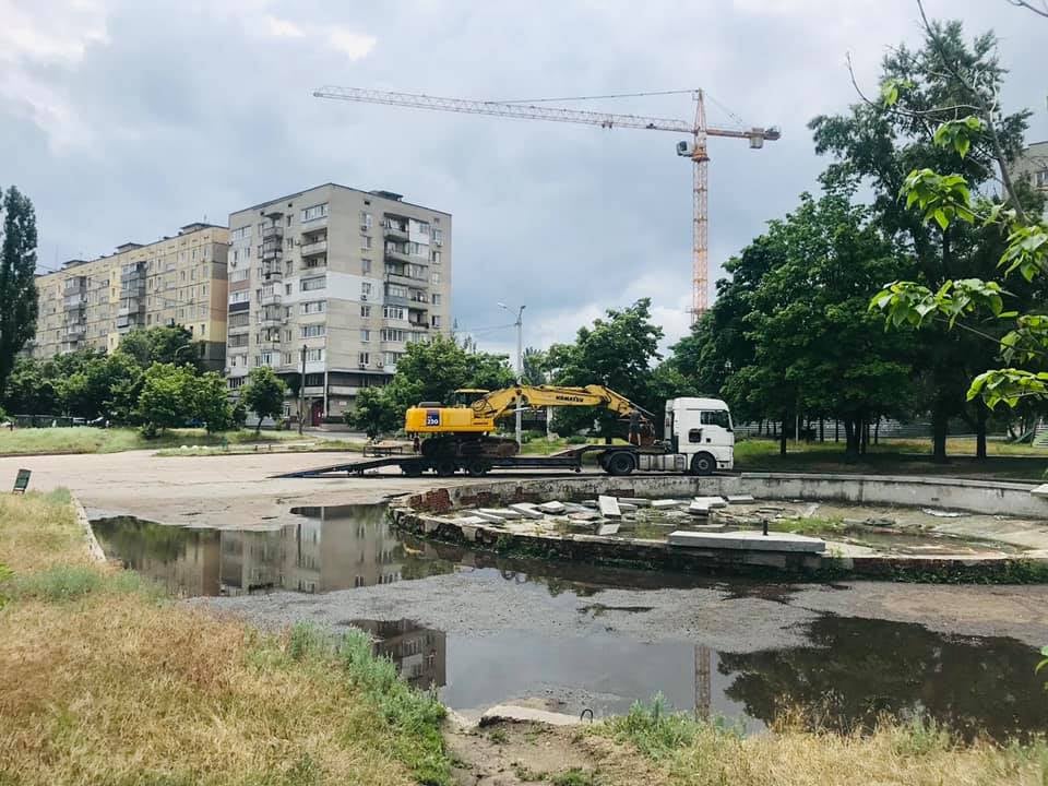 В Днепре возле ДК "Металлург" демонтировали фонтан (ФОТО) - рис. 1