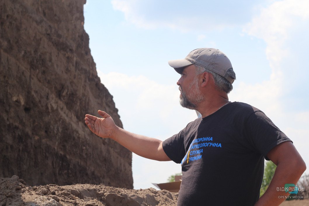 Под Днепром начали раскопки последнего погребения, над которым построили кромлех - рис. 1