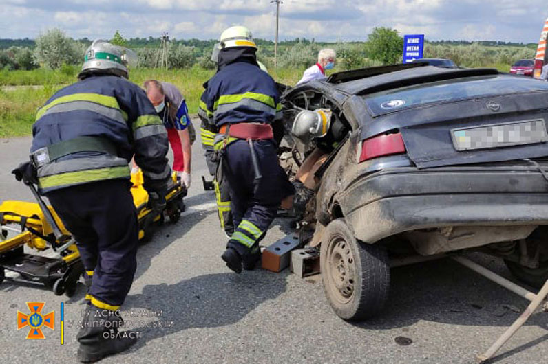 В Новомосковске столкнулись Lexus и Opel: есть пострадавшие - рис. 2