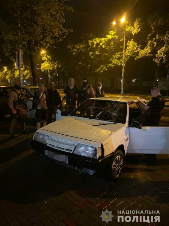 В центре Днепра трое вооруженных мужчин хотели поджечь магазин и кафе (ВИДЕО) - рис. 1