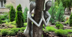 В Кривом Роге возле продуктового магазина появились эротические скульптуры - рис. 2