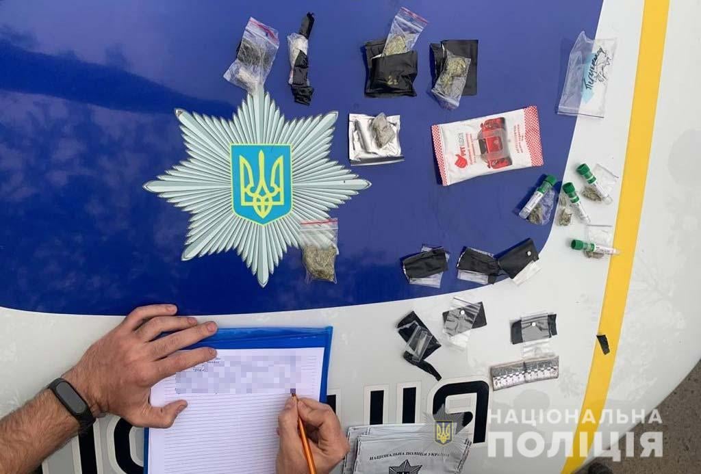 В Днепре полицейские на горячем задержали распространителя наркотиков - рис. 1