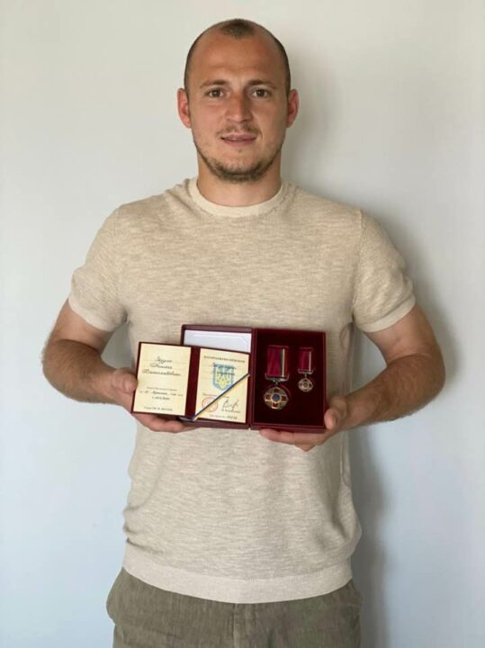 Экс-футболист «Днепра» получил государственную награду от президента Зеленского - рис. 1