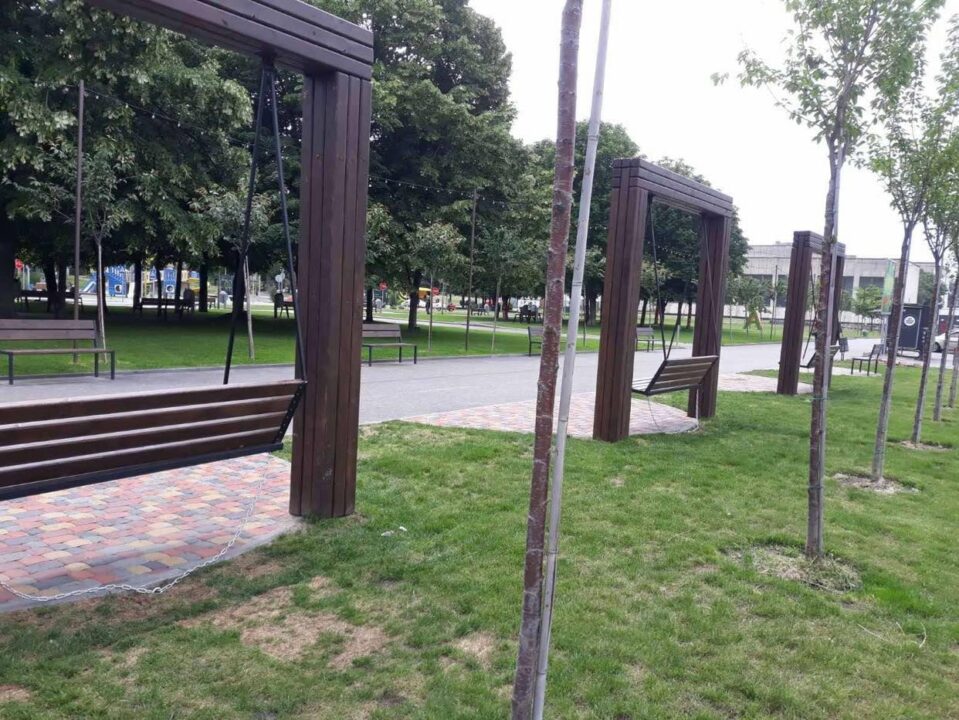 Не качели: в сквере Усачева в Днепре вернули подвесные лавочки - рис. 3