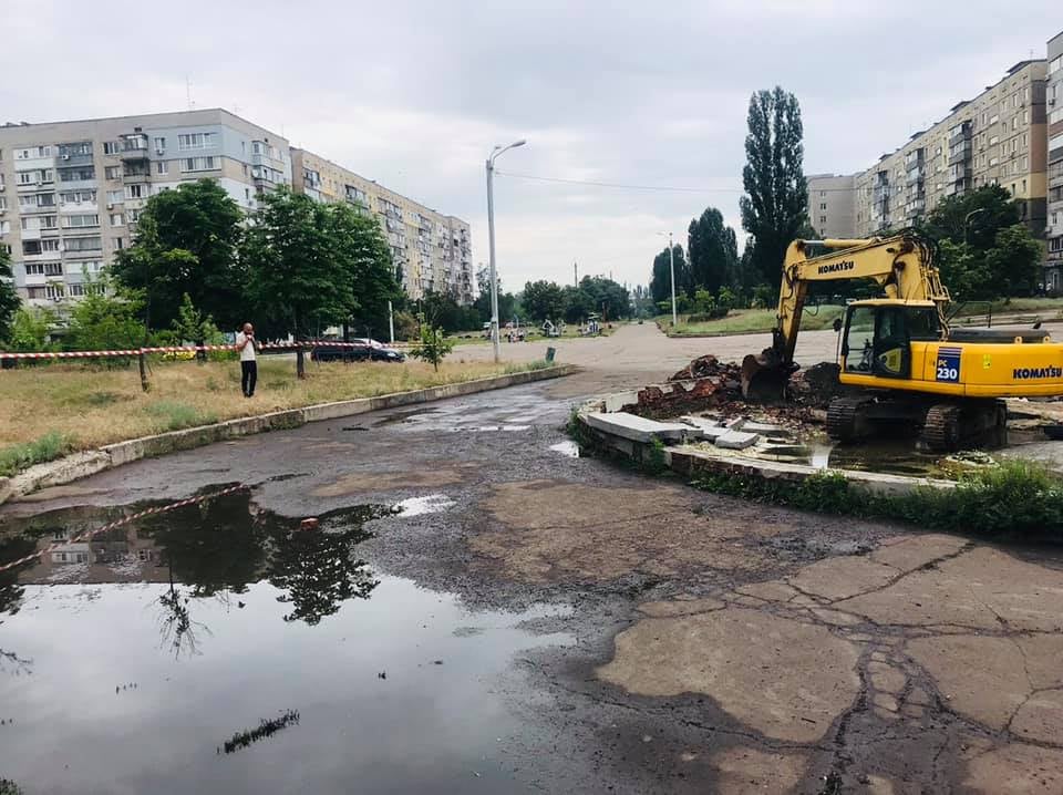 В Днепре возле ДК "Металлург" демонтировали фонтан (ФОТО) - рис. 3