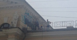Как в Днепре чистят от граффити театр драмы и комедии (ФОТО) - рис. 11