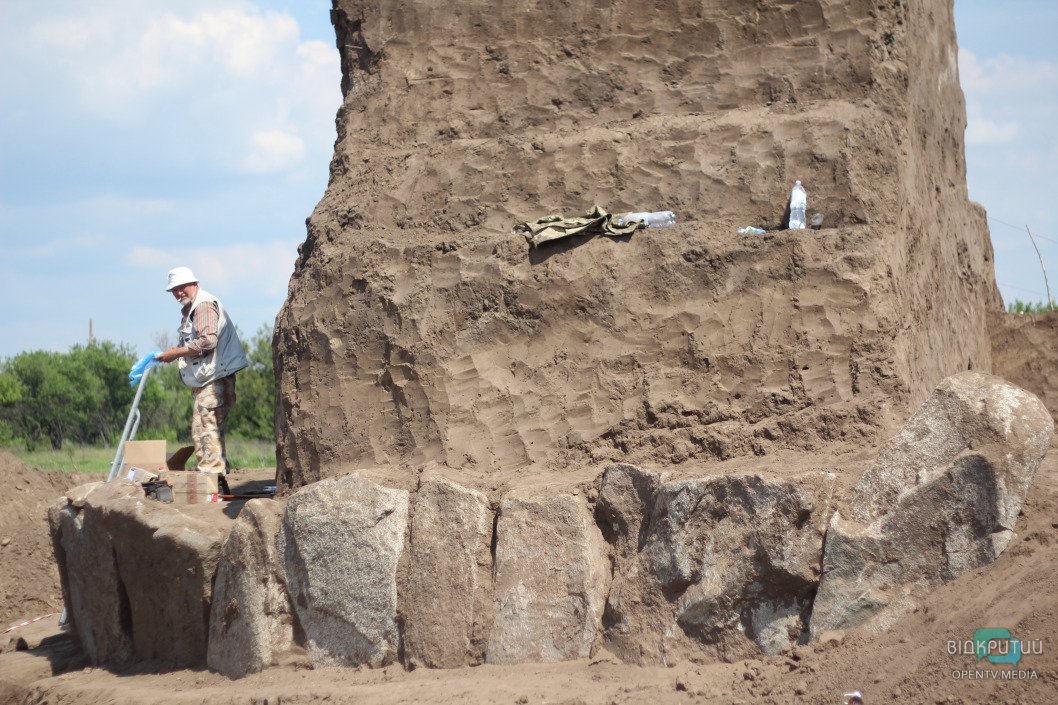Под Днепром начали раскопки последнего погребения, над которым построили кромлех - рис. 2