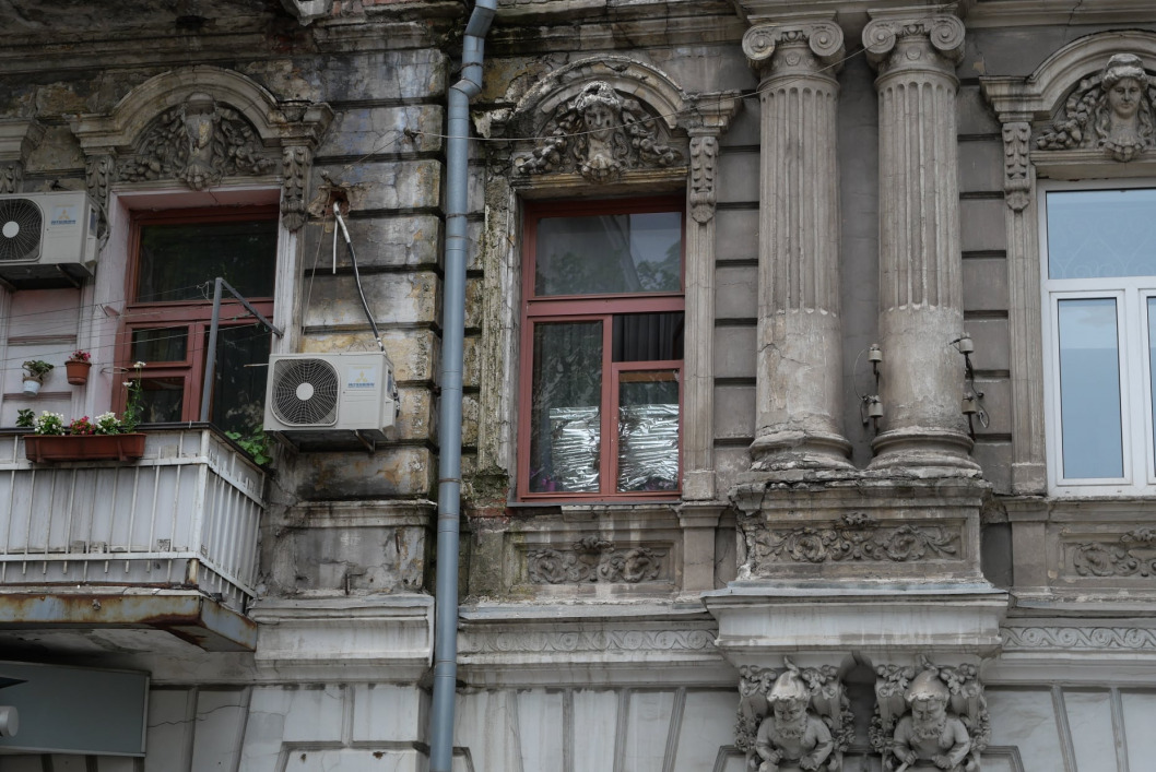В Днепре из-за осадков разрушается памятник архитектуры - "Дом с гномами" - рис. 3