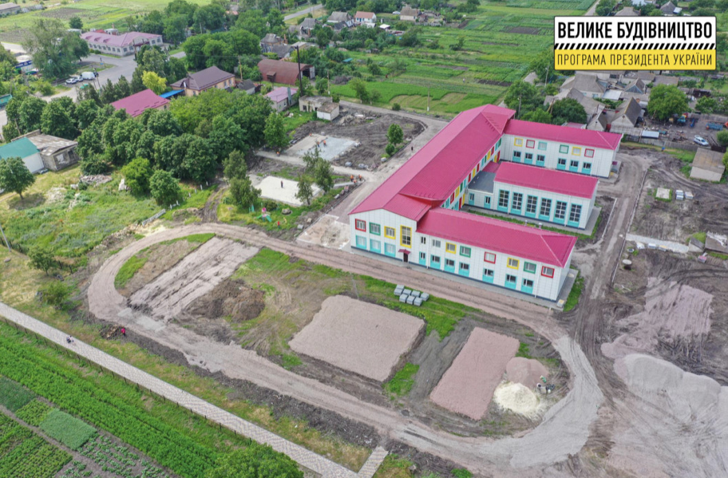 На Днепропетровщине возле здания Карповской школы появится современный стадион - рис. 1
