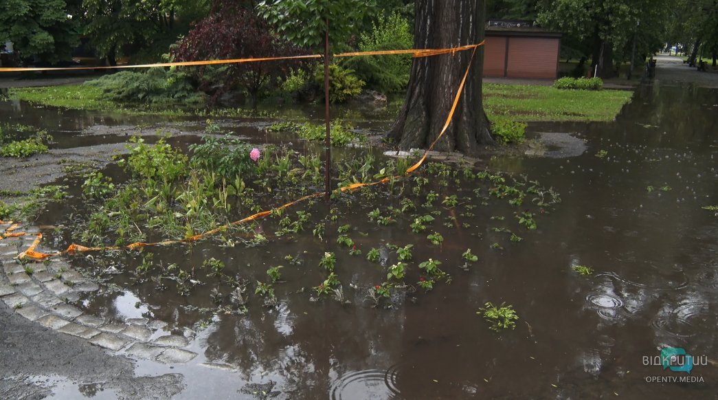 В Днепре затопило парк Глобы, а ветер обрушил деревья на аттракционы (ФОТО) - рис. 3