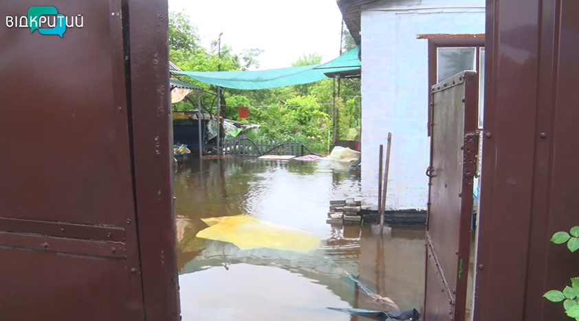 Украинская Венеция: в Днепре продолжают спасать частный сектор после потопа (ВИДЕО) - рис. 1
