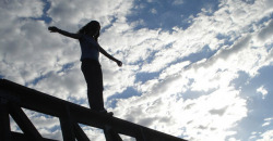 Пыталась покончить с собой: в Днепре девушка прыгнула с Самарского моста (ВИДЕО) - рис. 3