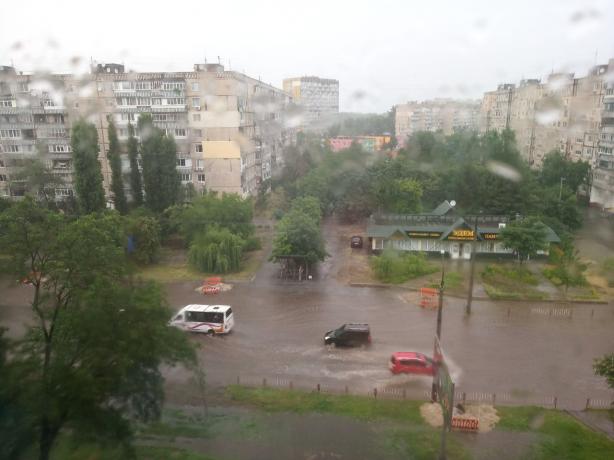 Гром и проливные дожди: в Днепре ликвидируют последствия непогоды (ФОТО/ВИДЕО) - рис. 4