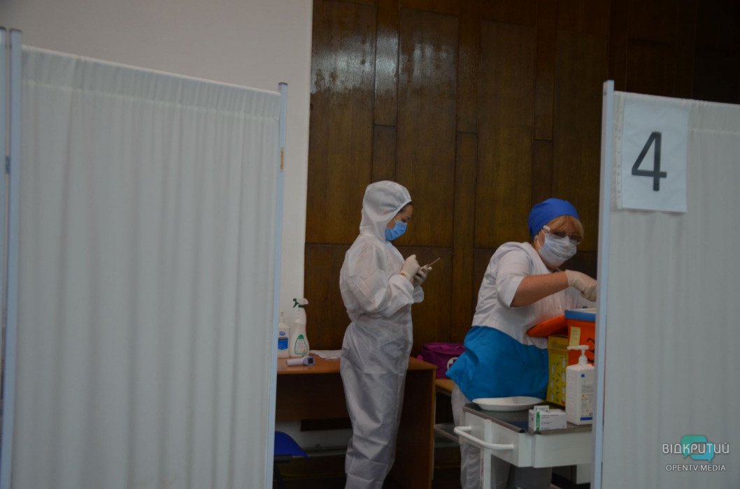 В Днепре заработал центр вакцинации от COVID-19 (ФОТО/ВИДЕО) - рис. 9