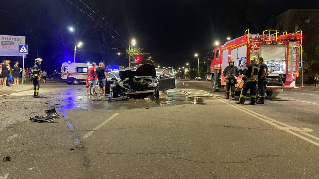 В Кривом Роге столкнулись два автомобиля: пострадали пять человек - рис. 1