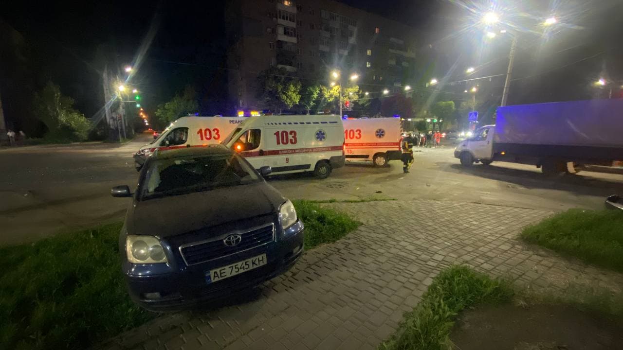 В Кривом Роге столкнулись два автомобиля: пострадали пять человек - рис. 3