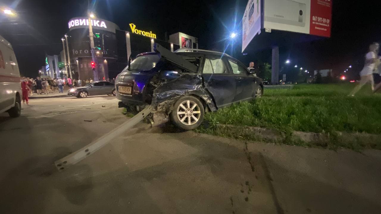 В Кривом Роге столкнулись два автомобиля: пострадали пять человек - рис. 4