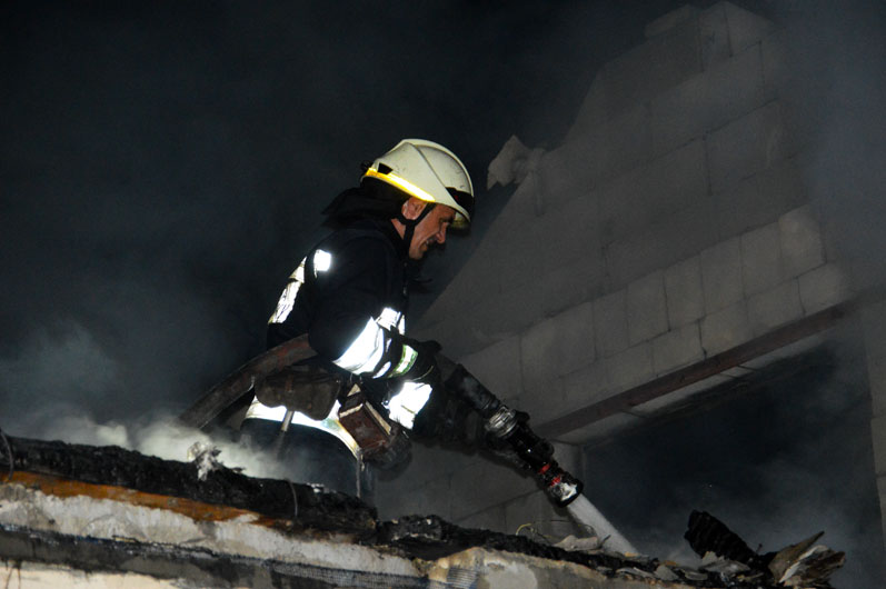 В Днепре ночью полностью сгорел дачный дом (ВИДЕО) - рис. 2