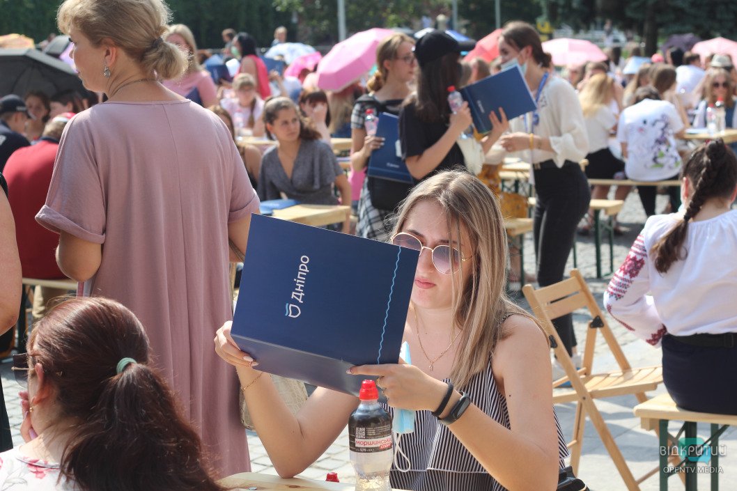 Как в Днепре проходит диктант ко Дню Конституции (ФОТОРЕПОРТАЖ) - рис. 7