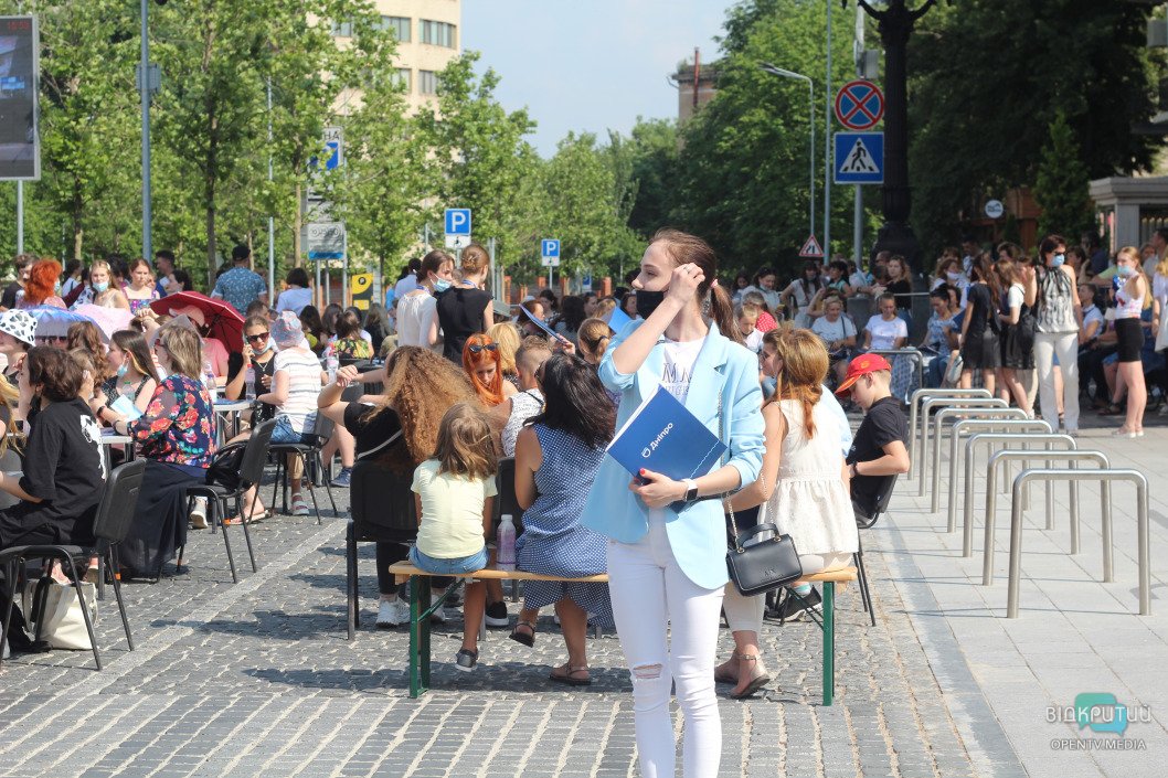 Как в Днепре проходит диктант ко Дню Конституции (ФОТОРЕПОРТАЖ) - рис. 8