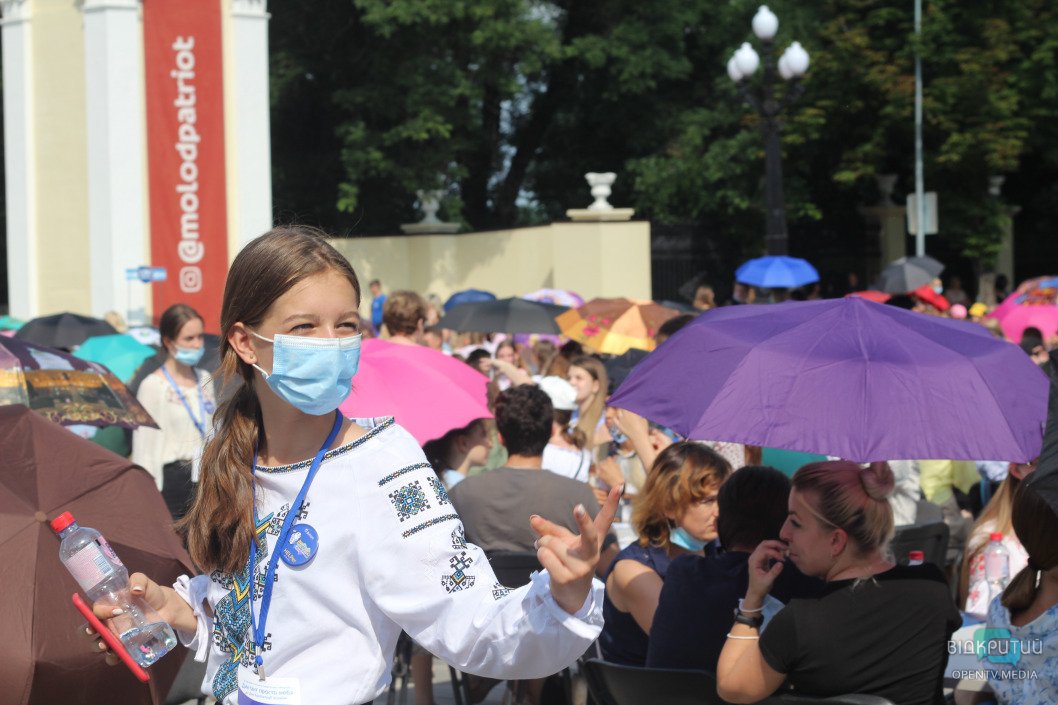 Как в Днепре проходит диктант ко Дню Конституции (ФОТОРЕПОРТАЖ) - рис. 5